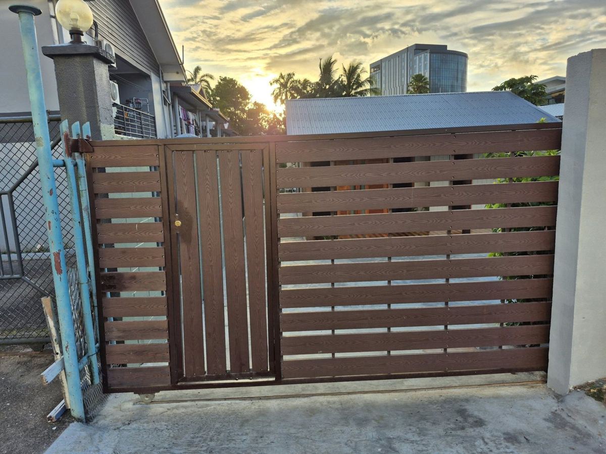 New timber-look sliding gate to the property