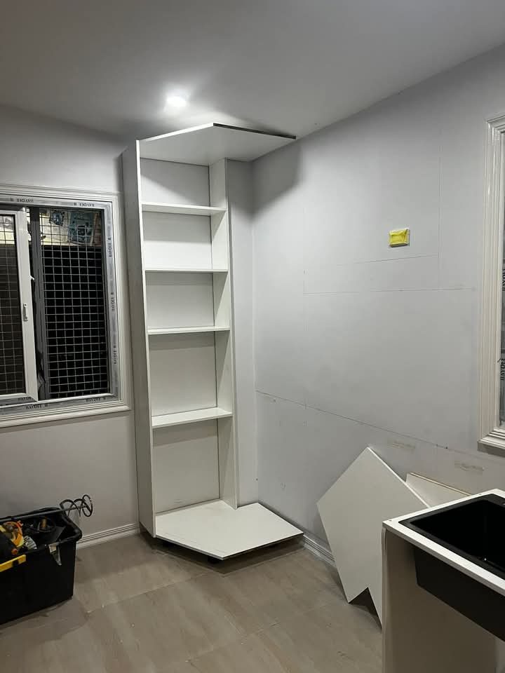 Corner pantry tower carcass
