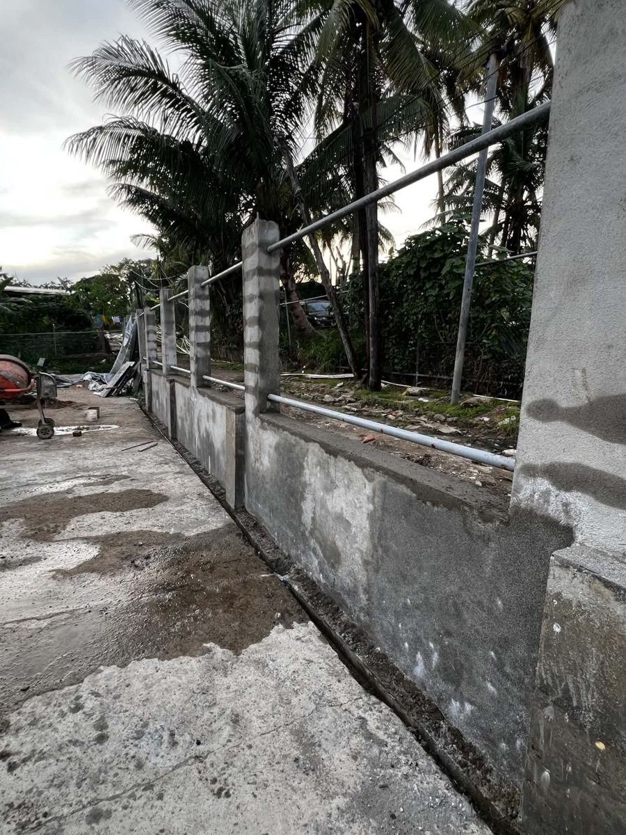 Pipe rails fixed between the columns